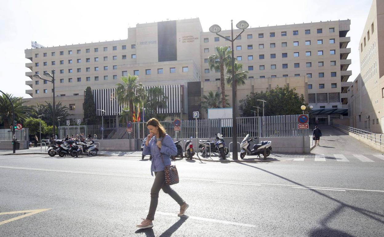 Una persona cruza frente al Hospital Doctor Peset de Valencia.