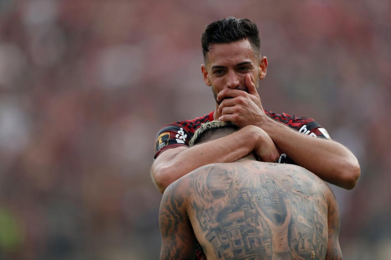 Pablo Marí abraza a Gabriel Barbosa tras el segundo gol del Flamengo en la final de la Copa Libertadores. 