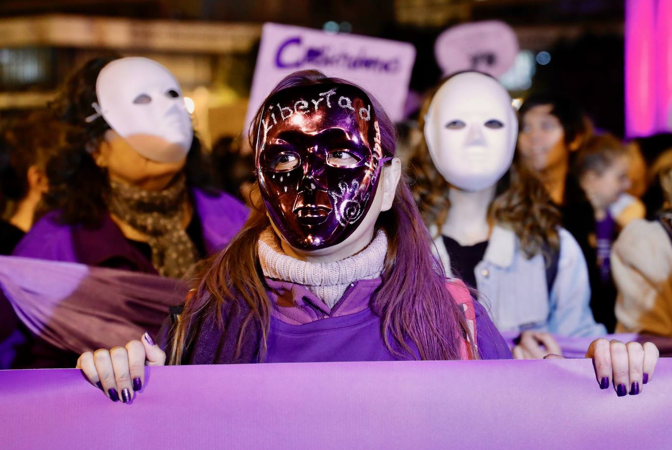 Miles de personas claman contra el machismo por el centro de la ciudad y recuerdan con cruces y máscaras a las mujeres asesinadas