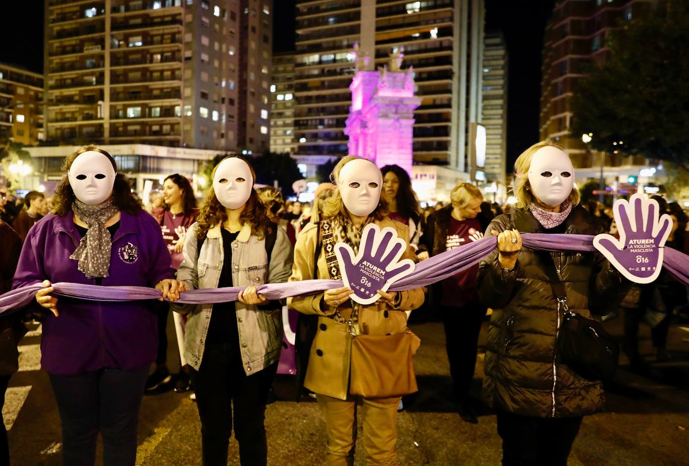 Miles de personas claman contra el machismo por el centro de la ciudad y recuerdan con cruces y máscaras a las mujeres asesinadas