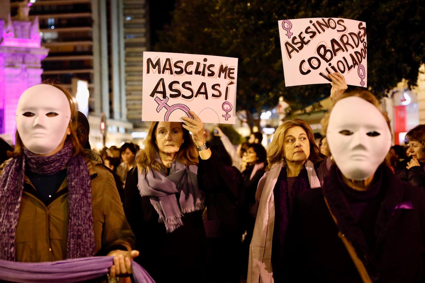 Miles de personas claman contra el machismo por el centro de la ciudad y recuerdan con cruces y máscaras a las mujeres asesinadas