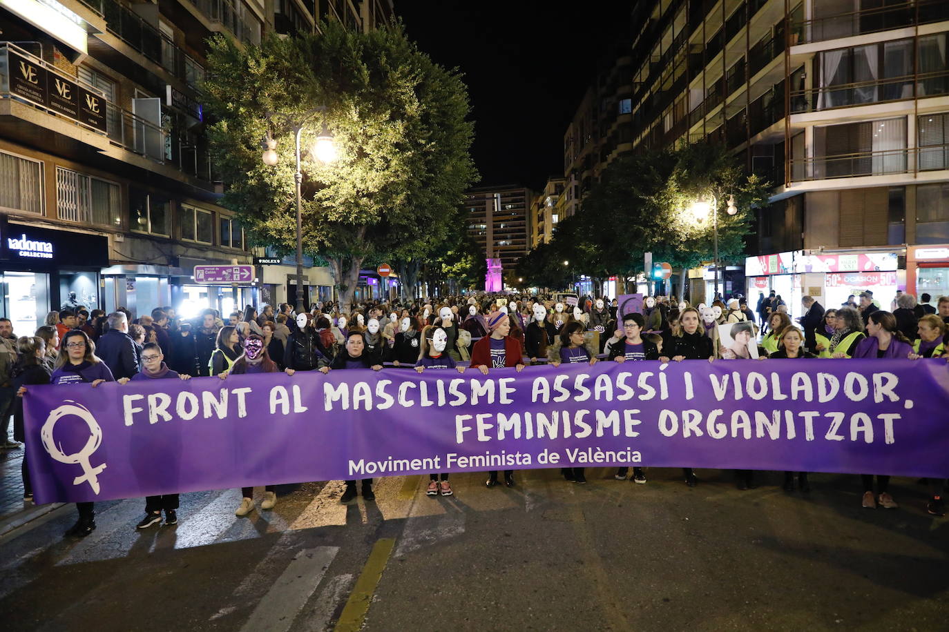 Miles de personas claman contra el machismo por el centro de la ciudad y recuerdan con cruces y máscaras a las mujeres asesinadas