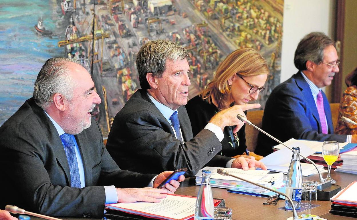 El presidente de la Autoridad Portuaria de Valencia, Aurelio Martínez, en el centro. 