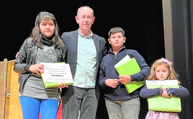 El alcalde, Paco Comes, con los niños premiados.