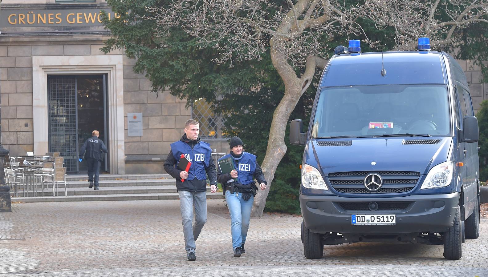 El servicio de seguridad del museo alertó de madrugada del robo, cometido supuestamente después de que dos personas entrasen en el interior del palacio tras romper el cristal de la ventana. Las autoridades sospechan que estas dos personas no actuaron solas y que hay más implicados.