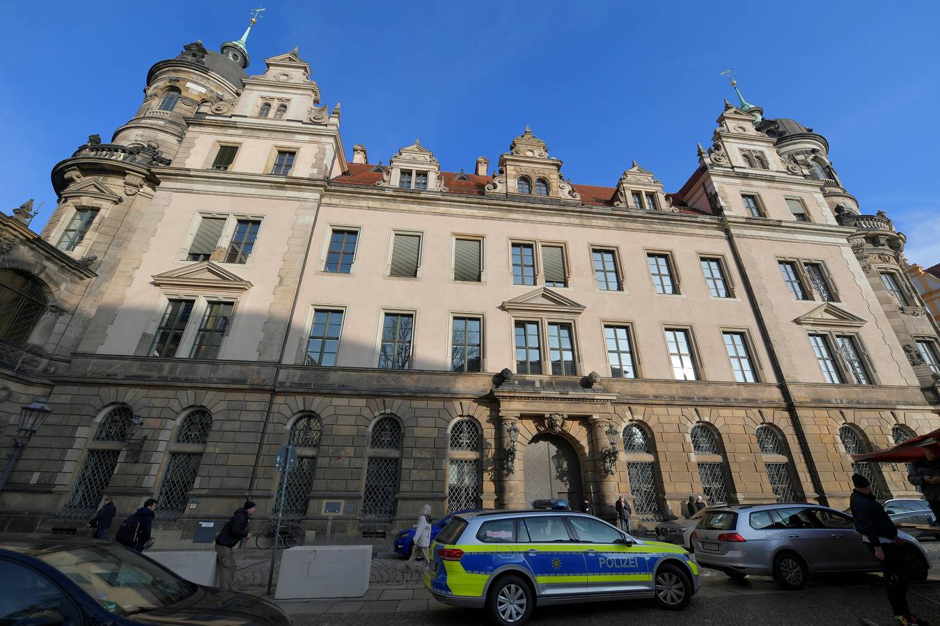 El lugar del crimen ha sido la Bóveda Verde, cámara del tesoro del Palacio Real de Dresde. El valor económico de lo robado, todavía se está determinando, pero que medios locales califican como una acción "espectacular". 