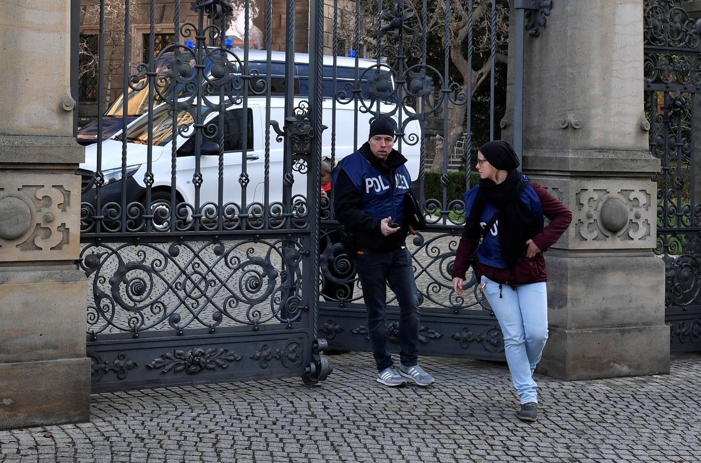 Su valor radica precisamente en el hecho de que fueron conservados como conjuntos, precisó, y en ese sentido expresó su esperanza y apeló a los ladrones a que no dividan por piezas el botín o incluso lo destruyan para su venta. 