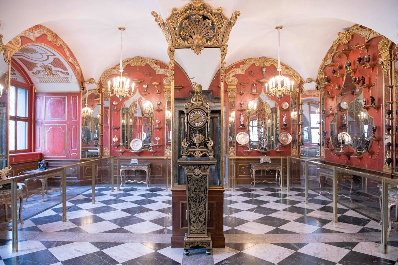 Este lugar está considerado como la colección de joyas reales más valiosa de Europa y se aloja en el Palacio Real de la capital sajona, donde el príncipe de Dresde y rey de Polonia Augusto II "el Fuerte" (1670-1733) reunió sus colecciones.