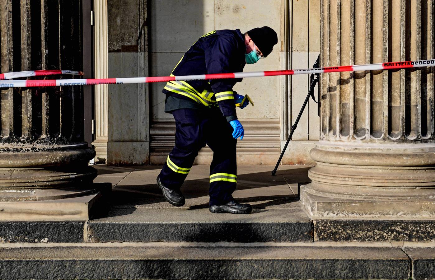 La policía acordonó totalmente los alrededores del museo, que permanecía cerrado.