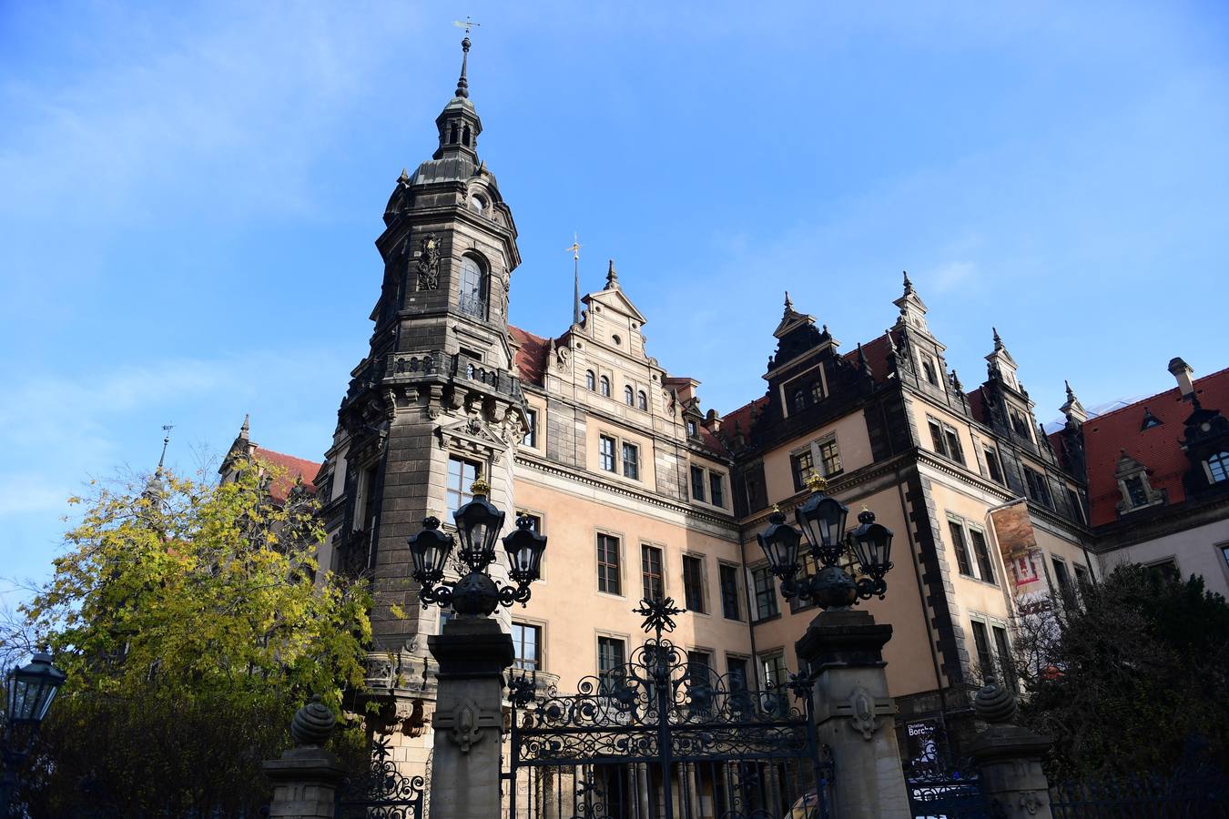 Robo multimillonario del tesoro del palacio real de Sajonia: aderezos, diamantes, rubíes, zafiros y hasta 100 piezas de joyas en Dresde (Alemania).