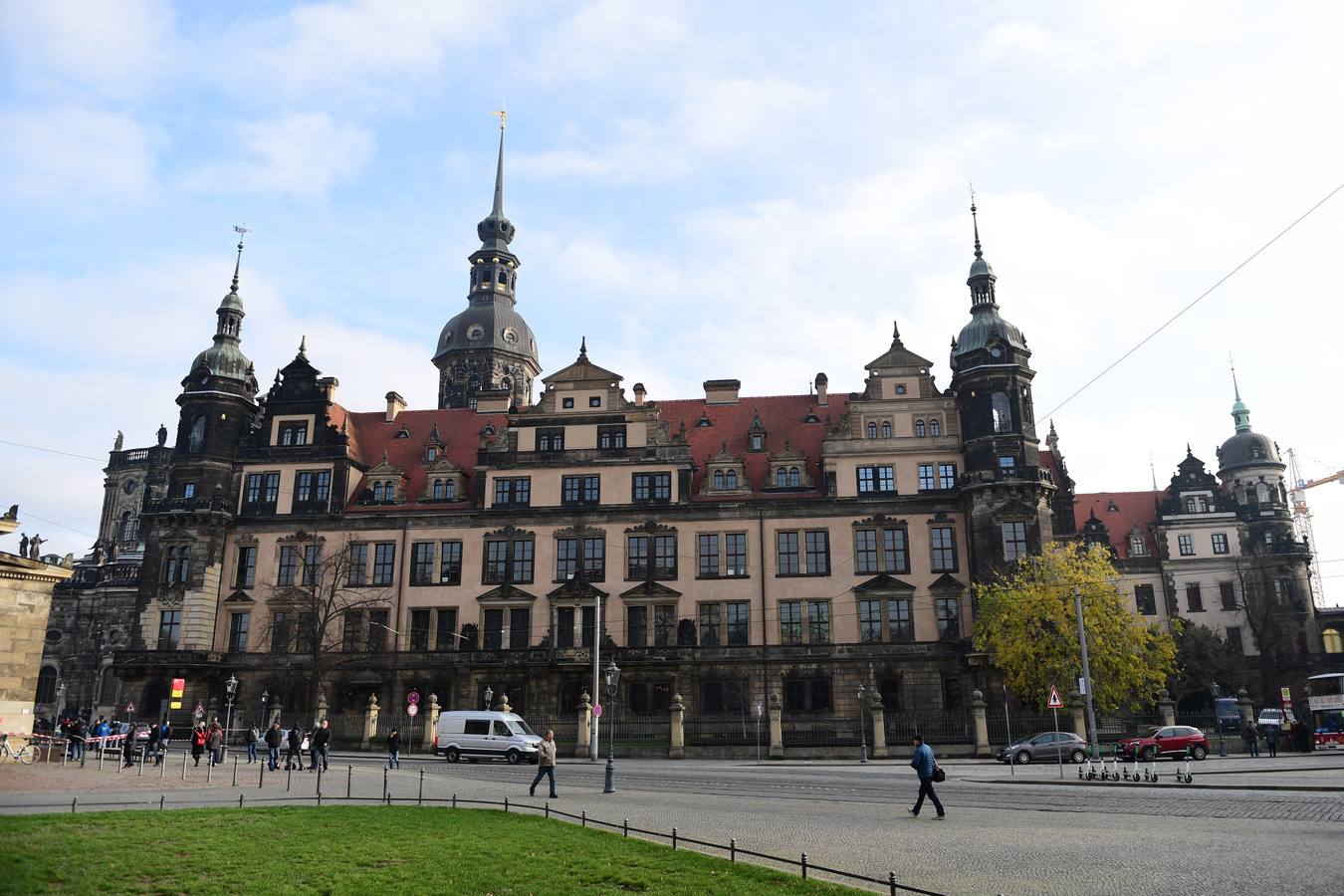 Robo multimillonario del tesoro del palacio real de Sajonia: aderezos, diamantes, rubíes, zafiros y hasta 100 piezas de joyas en Dresde (Alemania).