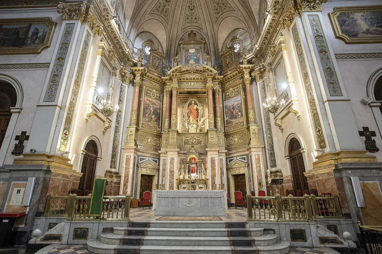 El altar de la iglesia de Sagrado Corazón de Jesús, con la imagen en la hornacina central. 