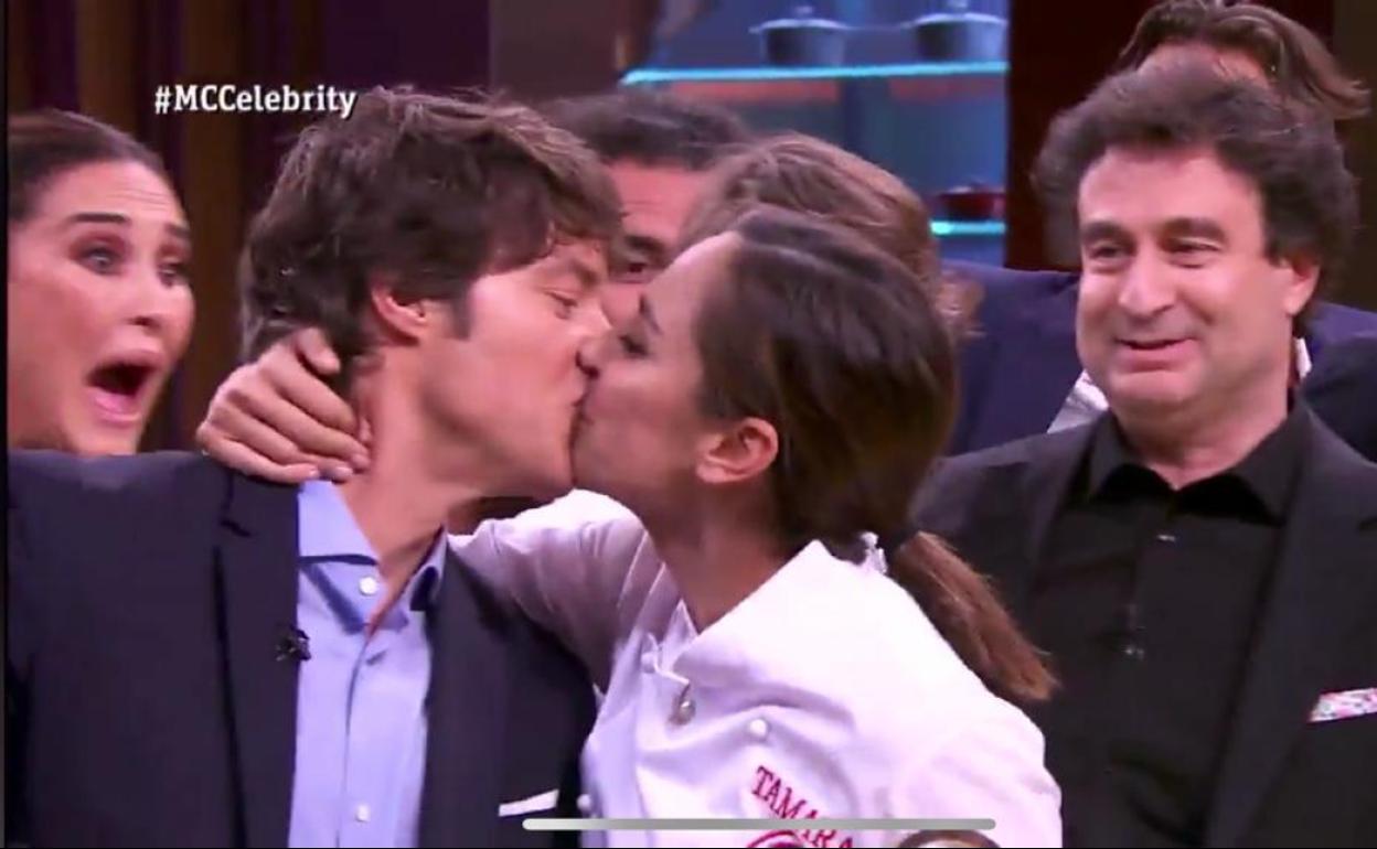 Tamara Falcó celebra el premio con un beso a Jordi Cruz.