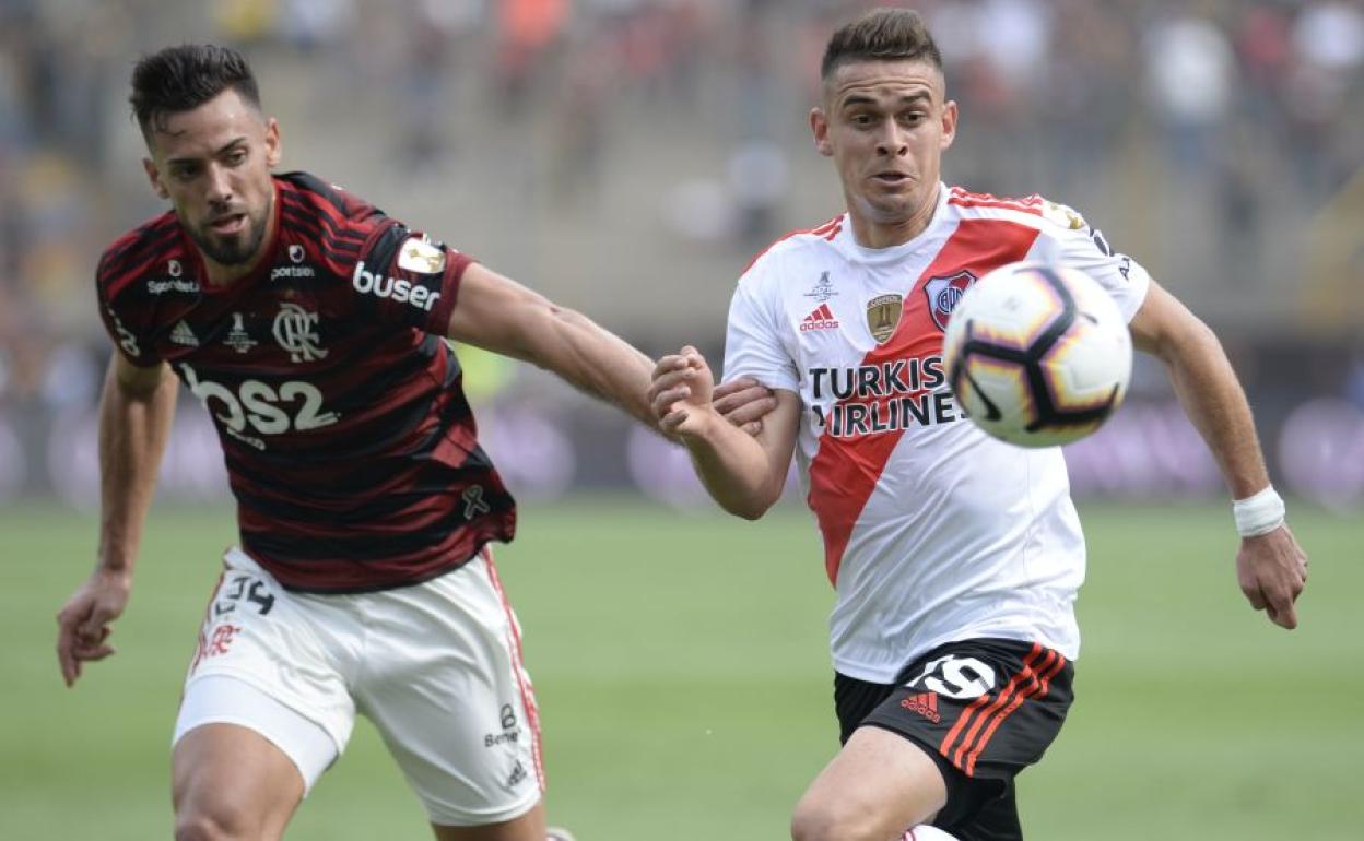 Pablo Marí disputa el balón con el jugador Santo Borre de River Plate durante la final de la Libertadores 2019.