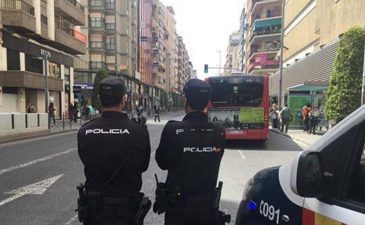 Dos agentes de la Policía Nacional. 