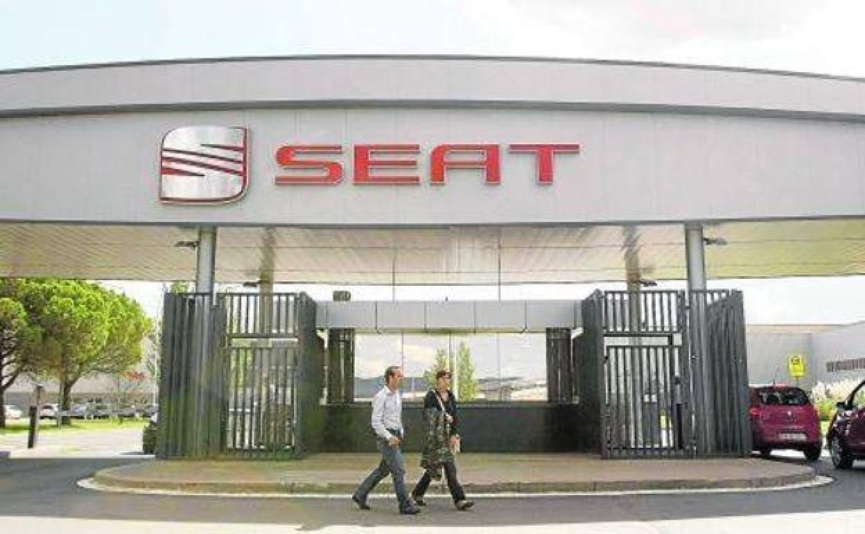 Acceso principal a la fábrica de Seat en Martorell.