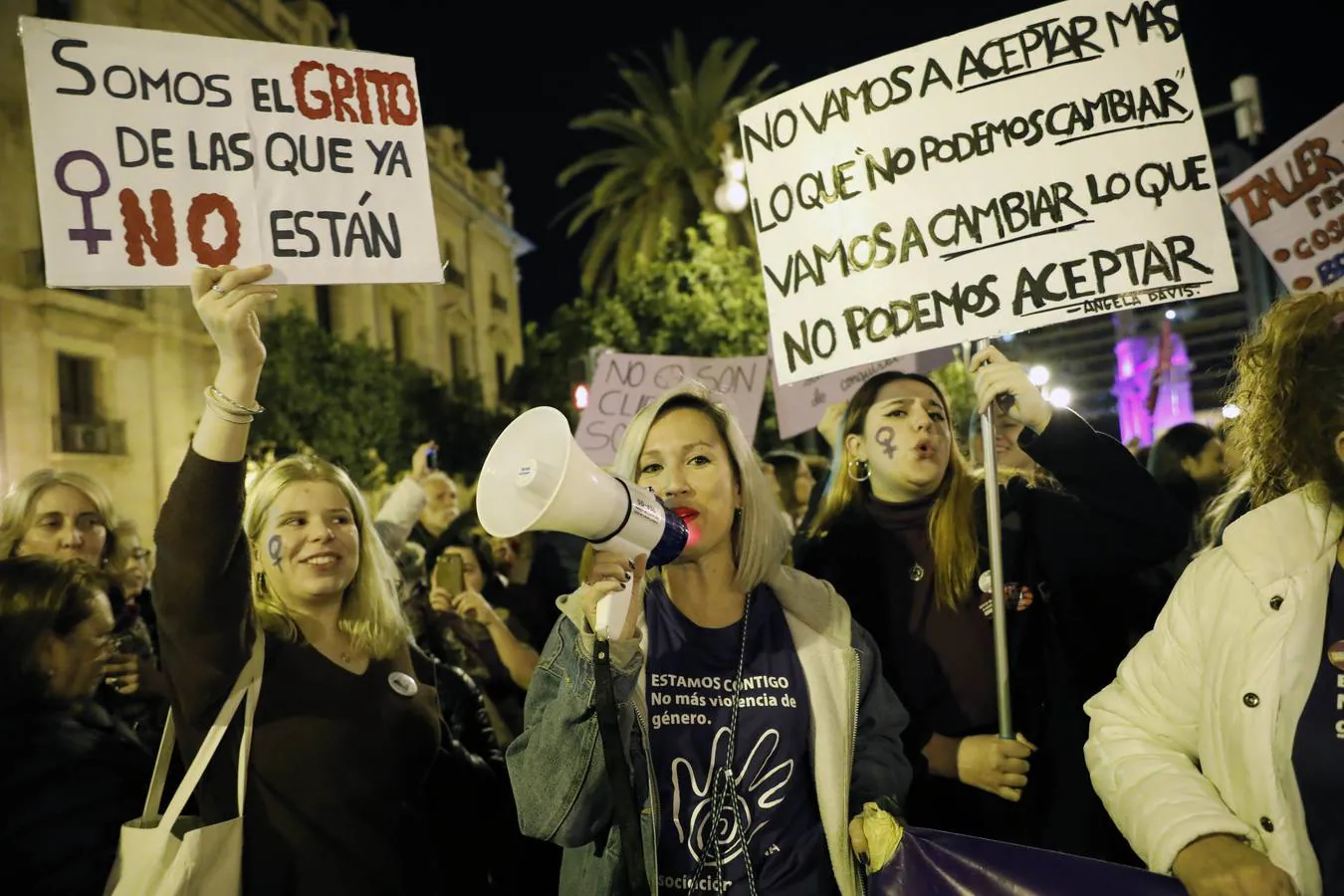 Miles de personas claman contra el machismo por el centro de la ciudad y recuerdan con cruces y máscaras a las mujeres asesinadas