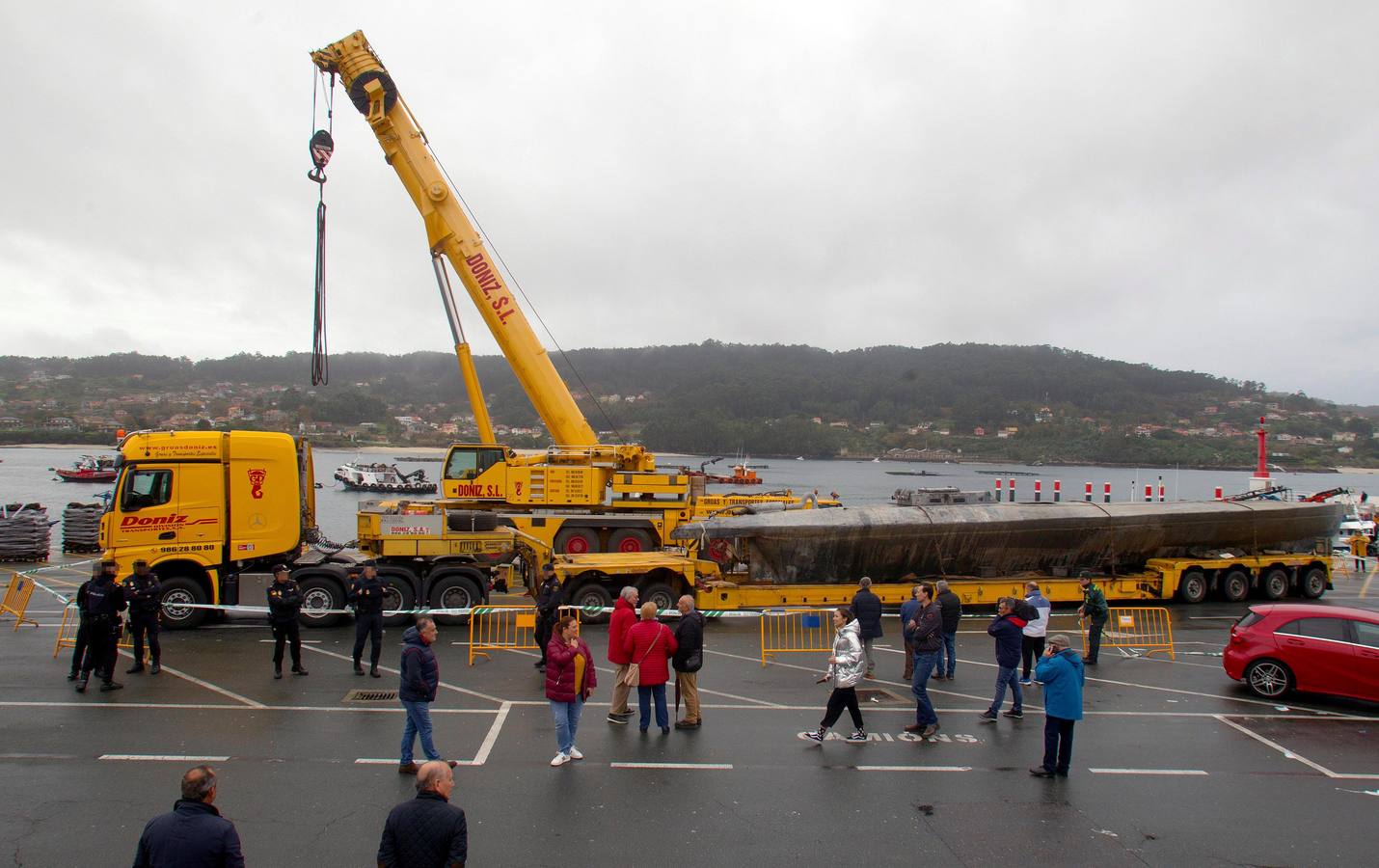 Una vez fuera del agua, se ha podido comprobar que, efectivamente, el submarino interceptado en Galicia mide 20 metros de eslora y en su interior hay una cantidad de droga tal que podría superar los cien millones de euros en el mercado negro. 