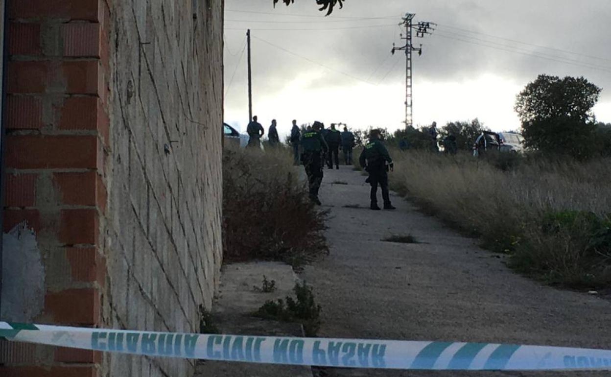 La Guardia Civil, en el registro de la casa donde vivía Jorge y sus arlededores. 