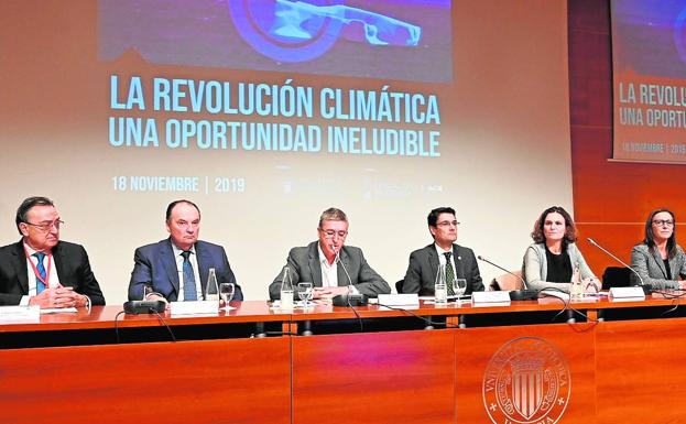 Mesa de ponentes, en las jornadas sobre cambio climático organizadas en la UPV. 