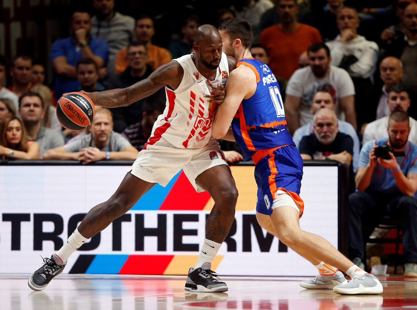 Fotos: El Estrella Roja-Valencia Basket, en imágenes