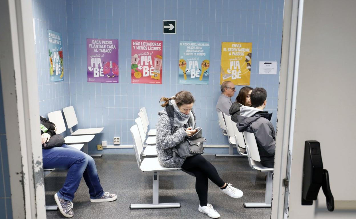 Pacientes en la sala de espera de un centro de salud valenciano, en una imagen de archivo. 