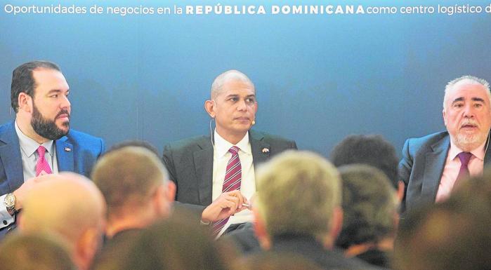 Jorge Cordero (centro), junto a Víctor Gómez y Francesc Josep Sánchez, hablaron sobre la infraestructura portuaria.