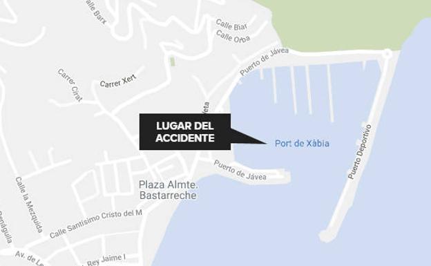 Un marinero de Xàbia resulta herido al sufrir un golpe y caer al mar mientras faenaba