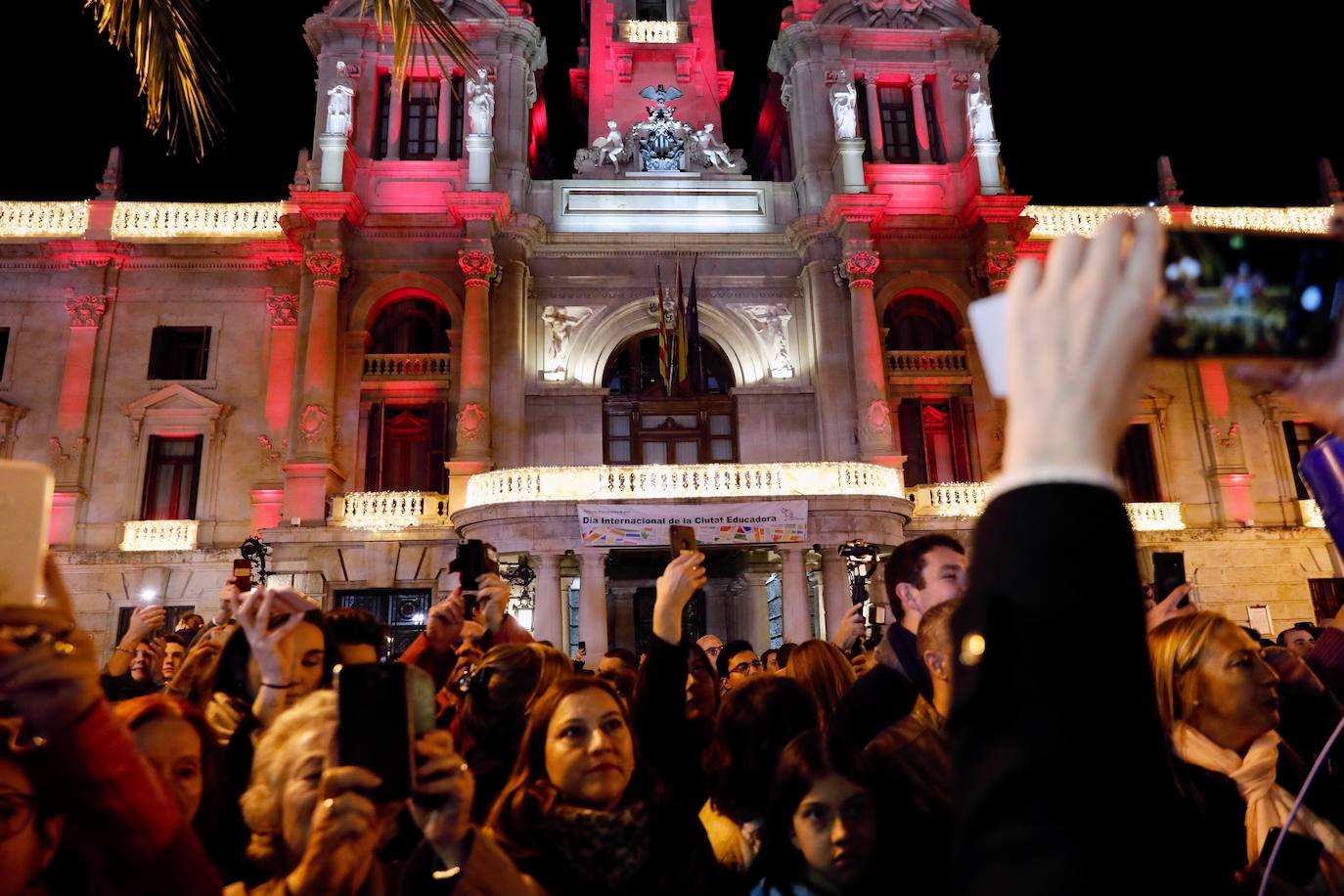 La Navidad ya ha empezado en Valencia. Joan Ribó, alcalde de la ciudad, ha encendido las luces del árbol de la Plaza del Ayuntamiento junto a las falleras mayores Consuelo Llobell y Carla García y el concejal de Cultura Festiva, Pere Fuset. El acto ha estado amenizado por las actuaciones del Coro Escolar COMVAL (CAES Comunitat Valenciana) y los Niños Cantores DIVISI.