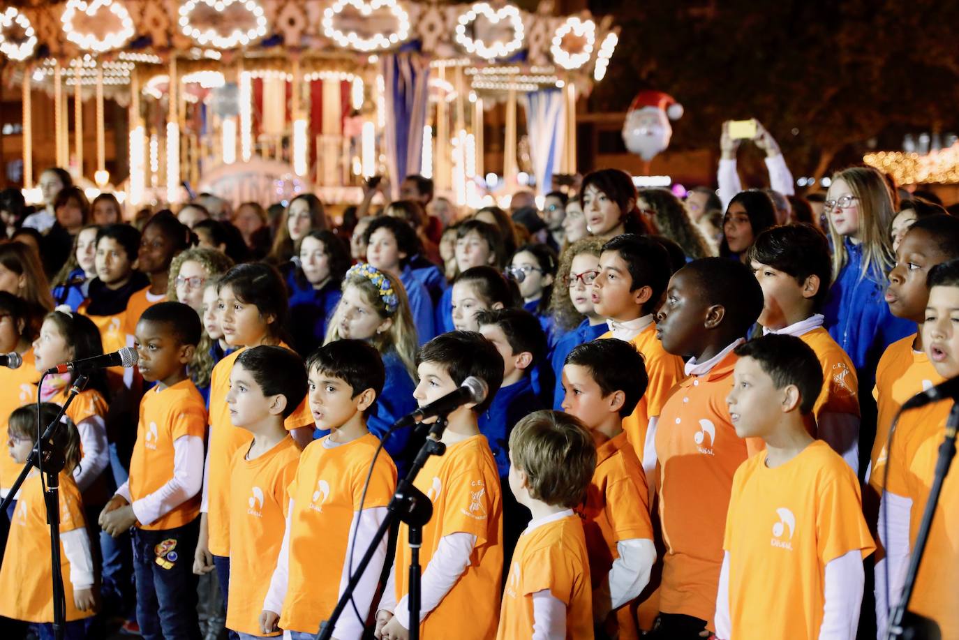 La Navidad ya ha empezado en Valencia. Joan Ribó, alcalde de la ciudad, ha encendido las luces del árbol de la Plaza del Ayuntamiento junto a las falleras mayores Consuelo Llobell y Carla García y el concejal de Cultura Festiva, Pere Fuset. El acto ha estado amenizado por las actuaciones del Coro Escolar COMVAL (CAES Comunitat Valenciana) y los Niños Cantores DIVISI.