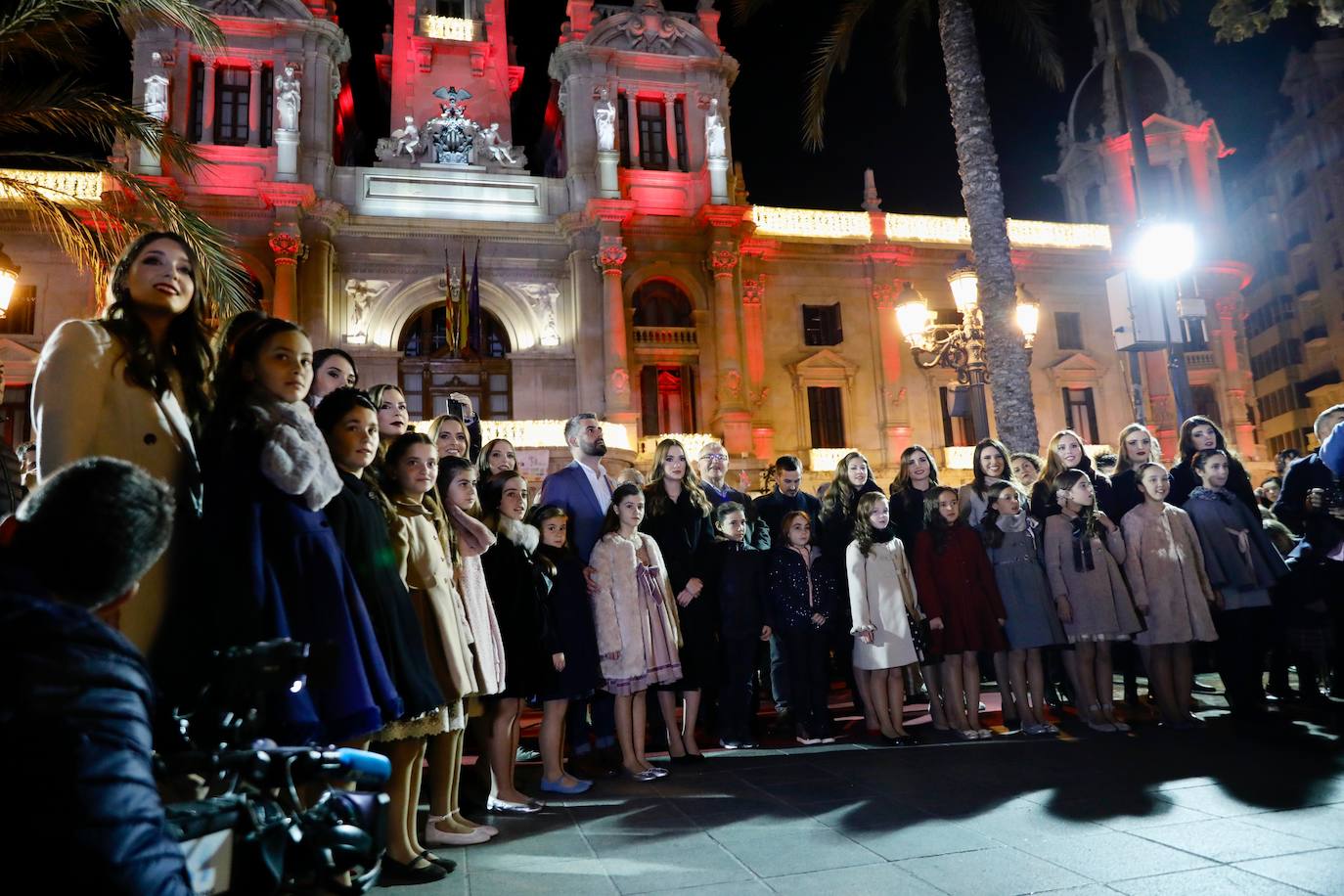 La Navidad ya ha empezado en Valencia. Joan Ribó, alcalde de la ciudad, ha encendido las luces del árbol de la Plaza del Ayuntamiento junto a las falleras mayores Consuelo Llobell y Carla García y el concejal de Cultura Festiva, Pere Fuset. El acto ha estado amenizado por las actuaciones del Coro Escolar COMVAL (CAES Comunitat Valenciana) y los Niños Cantores DIVISI.