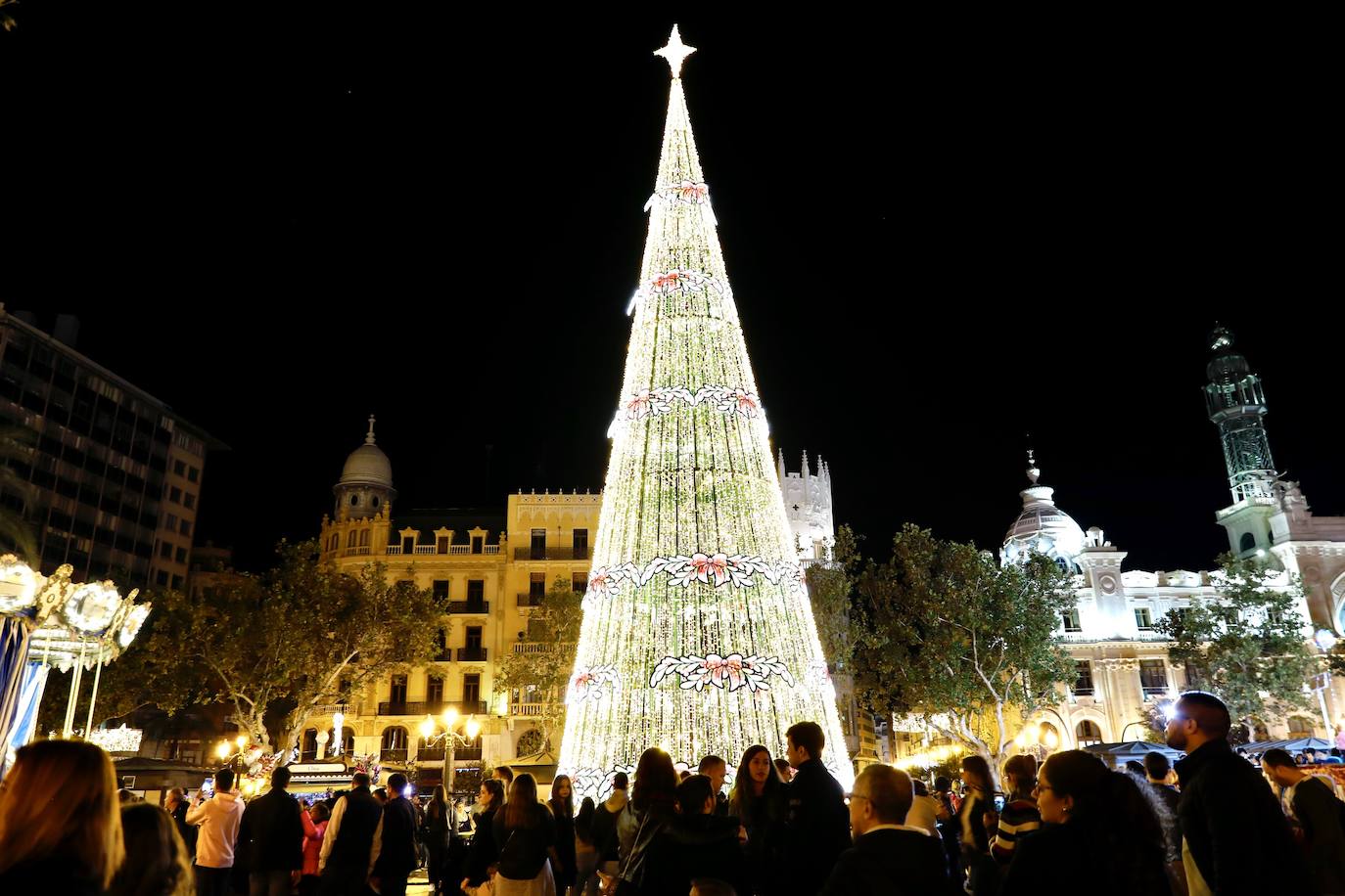 La Navidad ya ha empezado en Valencia. Joan Ribó, alcalde de la ciudad, ha encendido las luces del árbol de la Plaza del Ayuntamiento junto a las falleras mayores Consuelo Llobell y Carla García y el concejal de Cultura Festiva, Pere Fuset. El acto ha estado amenizado por las actuaciones del Coro Escolar COMVAL (CAES Comunitat Valenciana) y los Niños Cantores DIVISI.