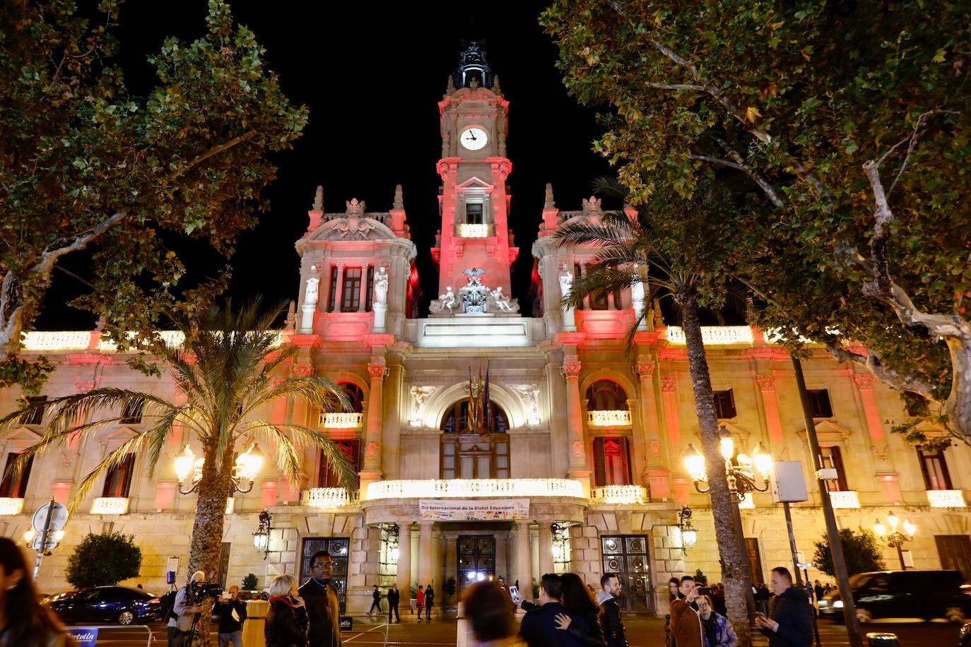 La Navidad ya ha empezado en Valencia. Joan Ribó, alcalde de la ciudad, ha encendido las luces del árbol de la Plaza del Ayuntamiento junto a las falleras mayores Consuelo Llobell y Carla García y el concejal de Cultura Festiva, Pere Fuset. El acto ha estado amenizado por las actuaciones del Coro Escolar COMVAL (CAES Comunitat Valenciana) y los Niños Cantores DIVISI.