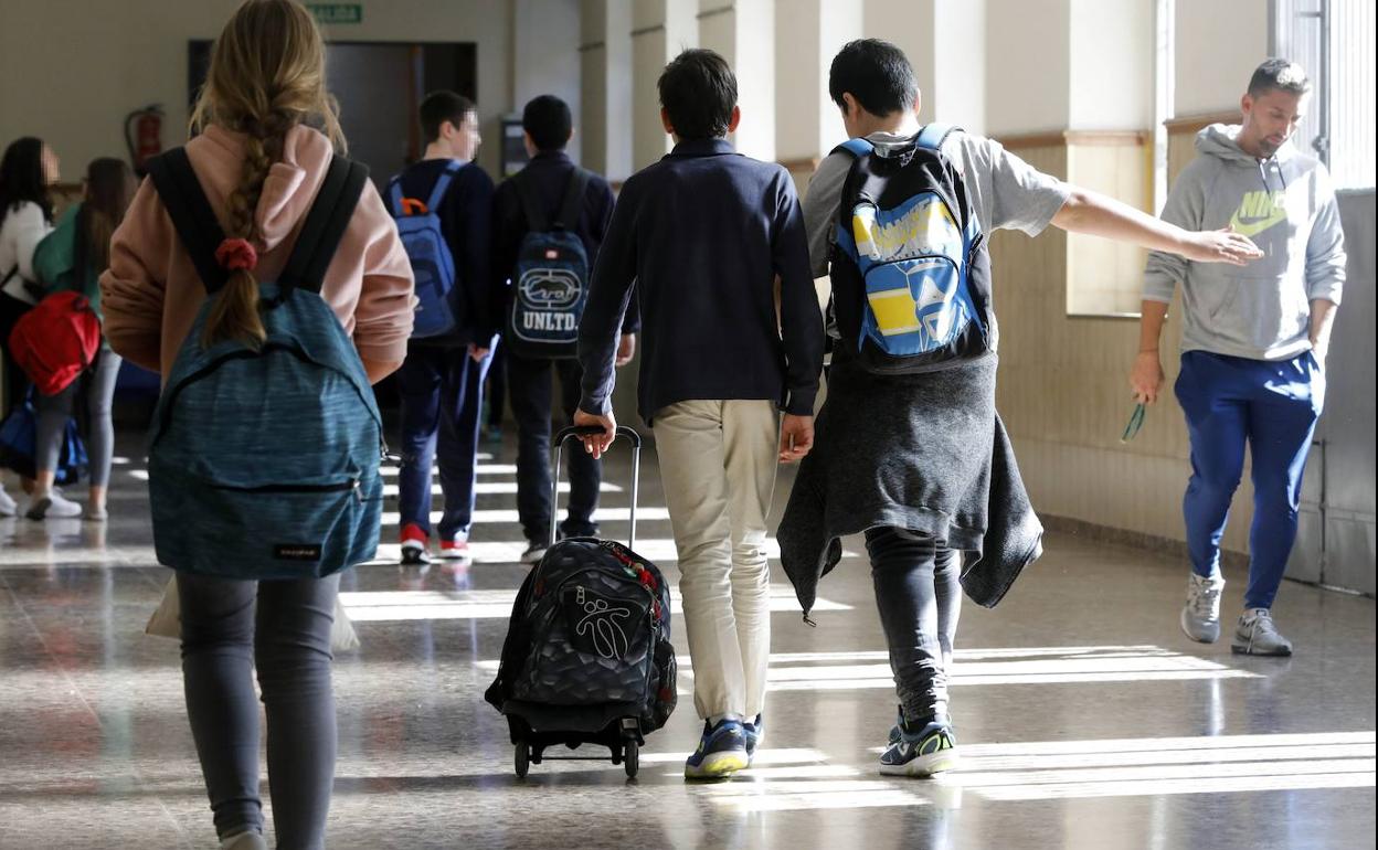 Estudiantes entrando a un colegio.