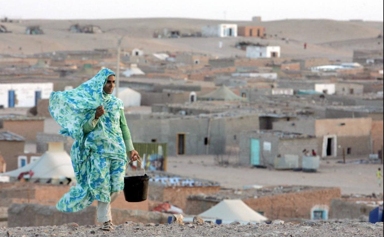 Imagen de archivo de una mujer caminando por un campo de refugiados en Tinduf.