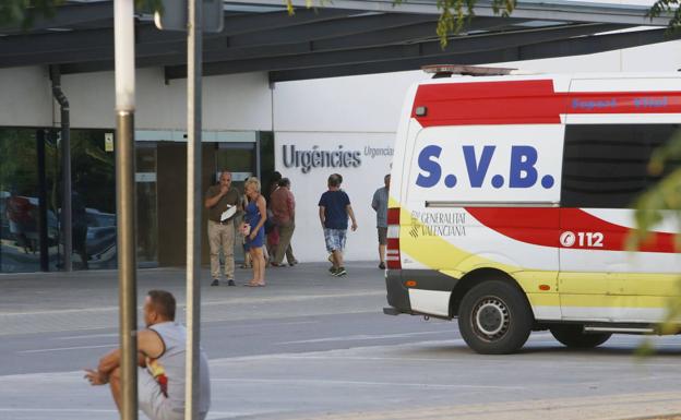 Herido un anciano al caerle encima una mujer que se precipitó de un quinto piso en Valencia