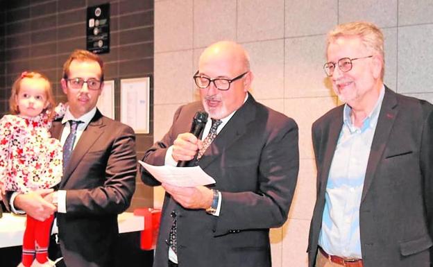 Una cadena de restaurantes de comida rápida emplea a 26 jóvenes