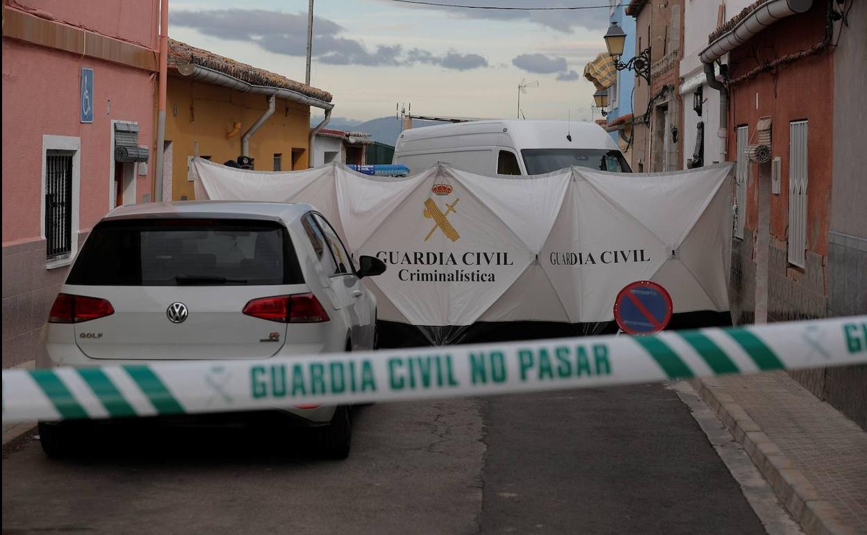 Una de las calles del municipio, vigiladas por la Guardia Civil.