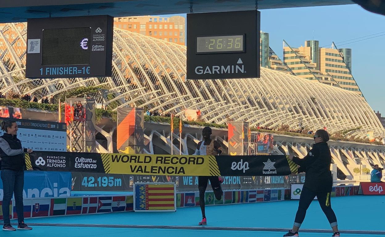 Cheptegei bate el récord del mundo de 10K en el Maratón Valencia 2019