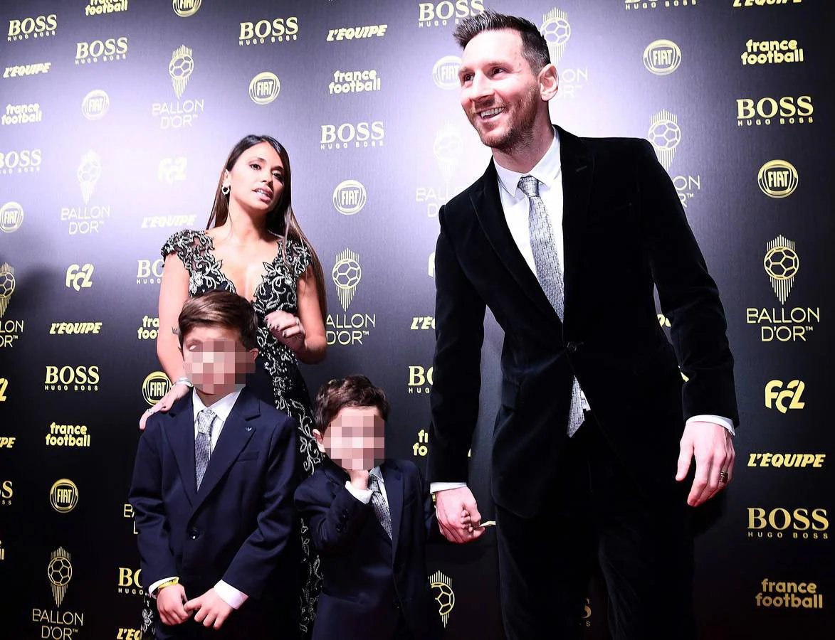 Messi, con su esposa, Antonella Roccuzzo, y sus hijos Thiago y y Mateo.