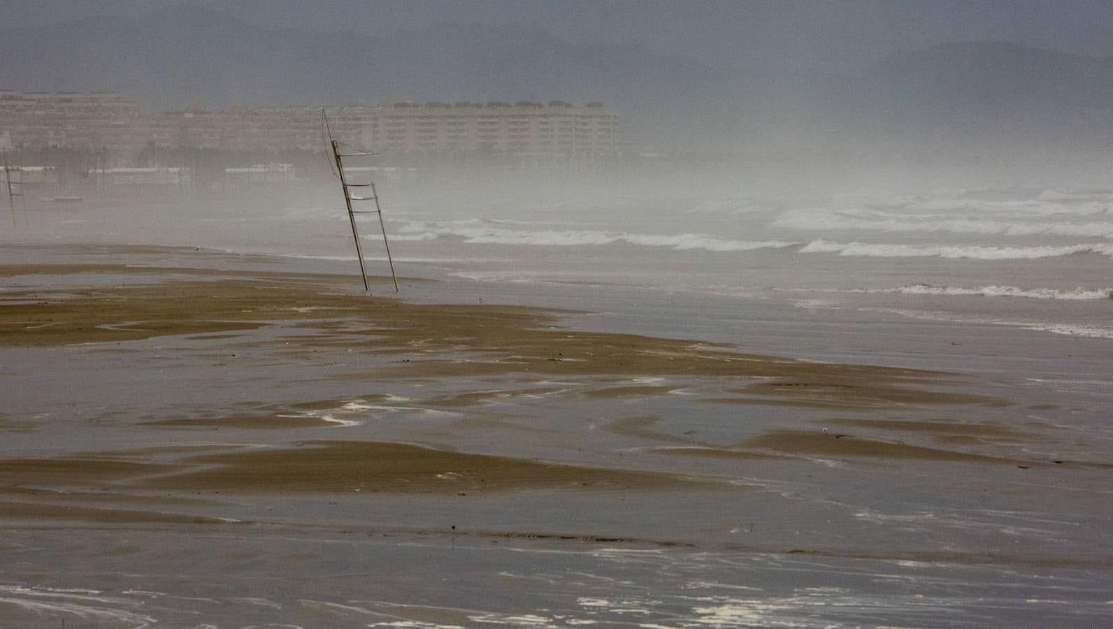 El puerto de Valencia ha estado cerrado por el temporal de viento. 