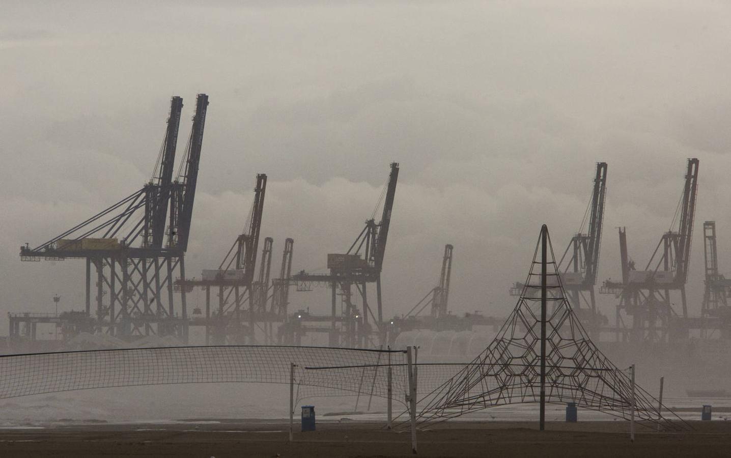 El puerto de Valencia ha estado cerrado por el temporal de viento. 