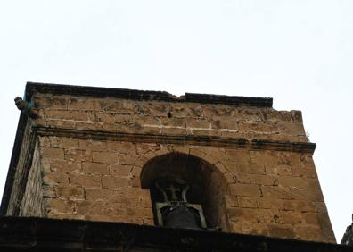 Imagen secundaria 1 - Daños en la cornisa de la iglesia.