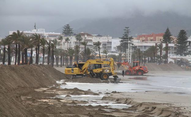 Imagen. Obras para construir un dique en la playa del Arenal de Xàbia.