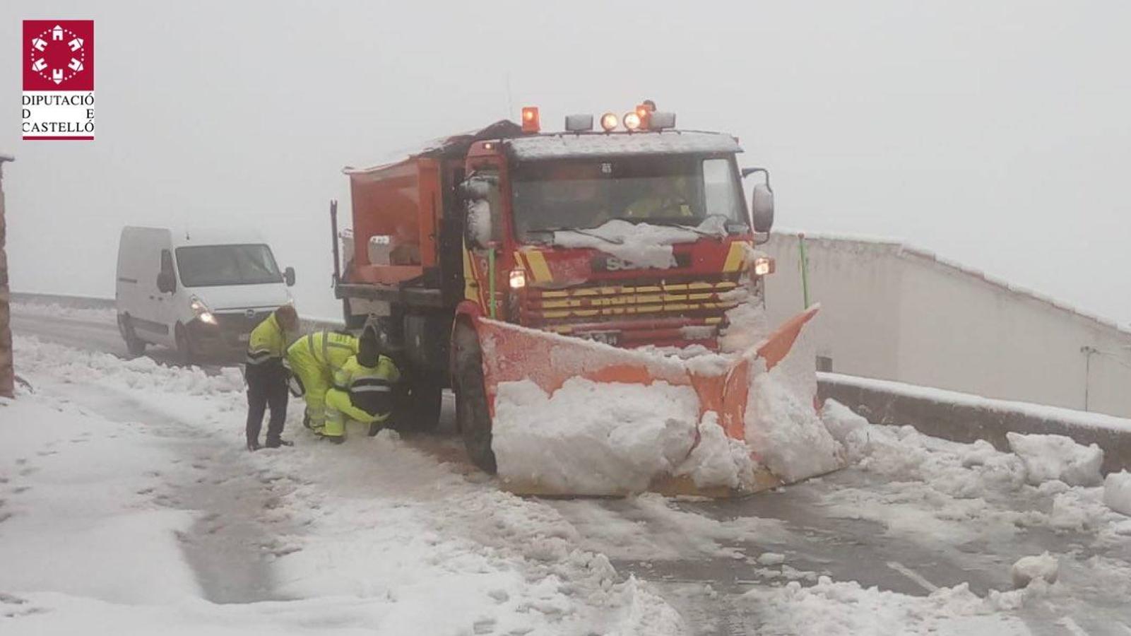 Las máquinas quitanieves intervienen por nevadas en varias zonas de la Comunitat. 