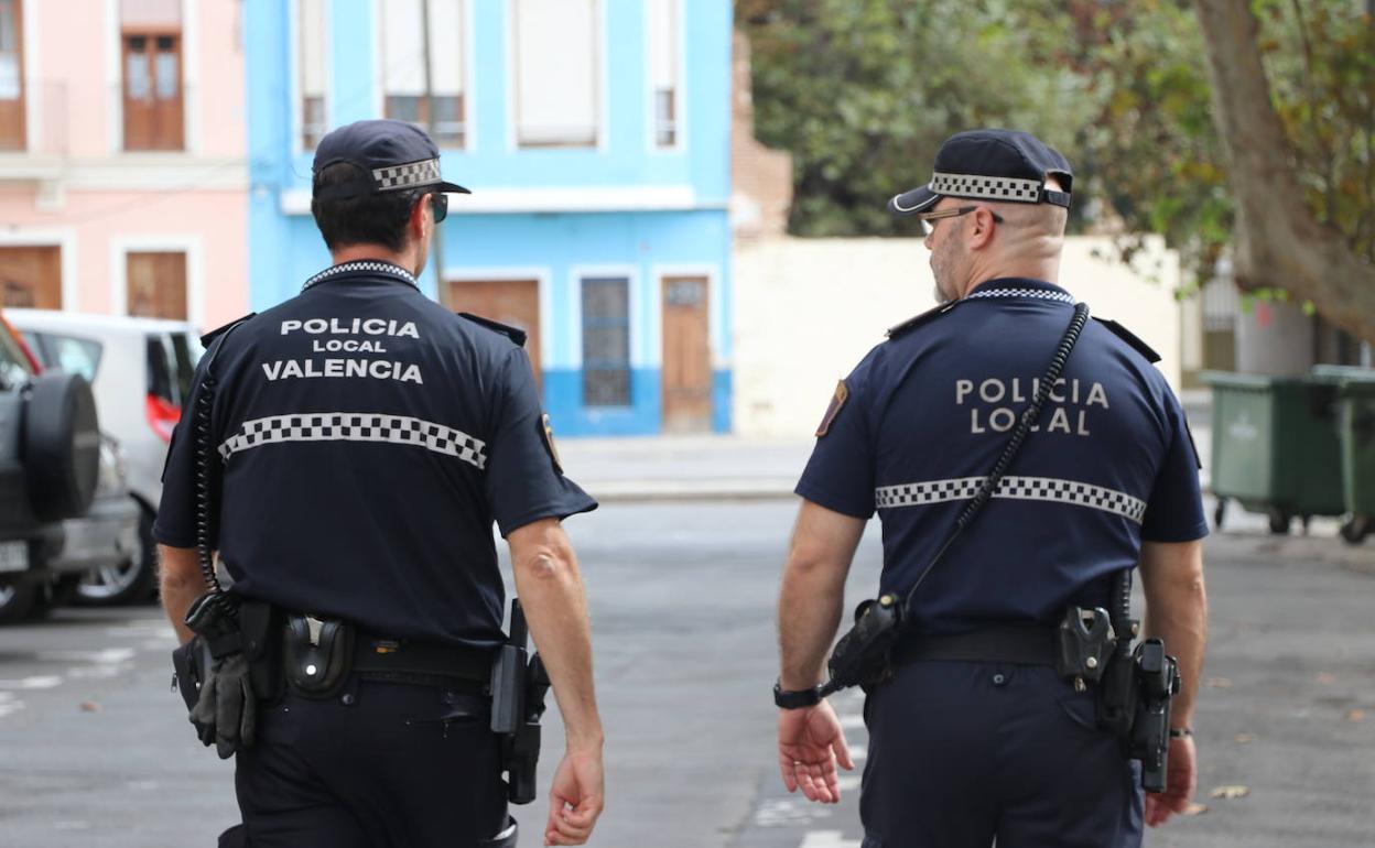 Dos agentes de la Policía Local de Valencia. 