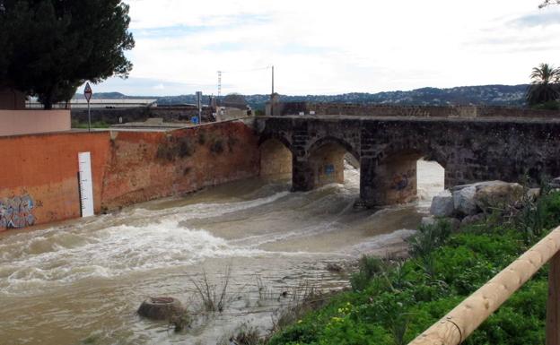 Xàbia corta dos calles en el Arenal y cierra los pasos por el río Gorgos ante la amenaza de inundaciones