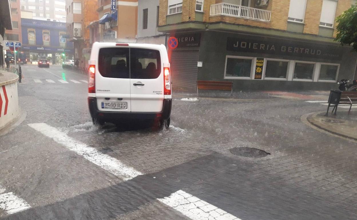 Esta mañana llovía con intensidad en Tavernes de la Valldigna.