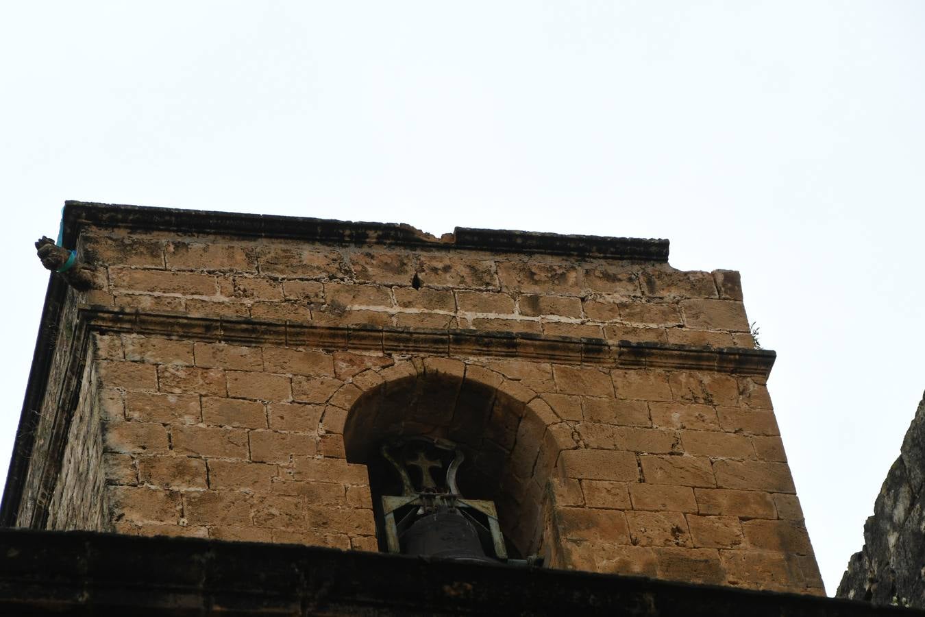 Daños en la cornisa de la iglesia gótica de San Bartolomé de Xàbia.