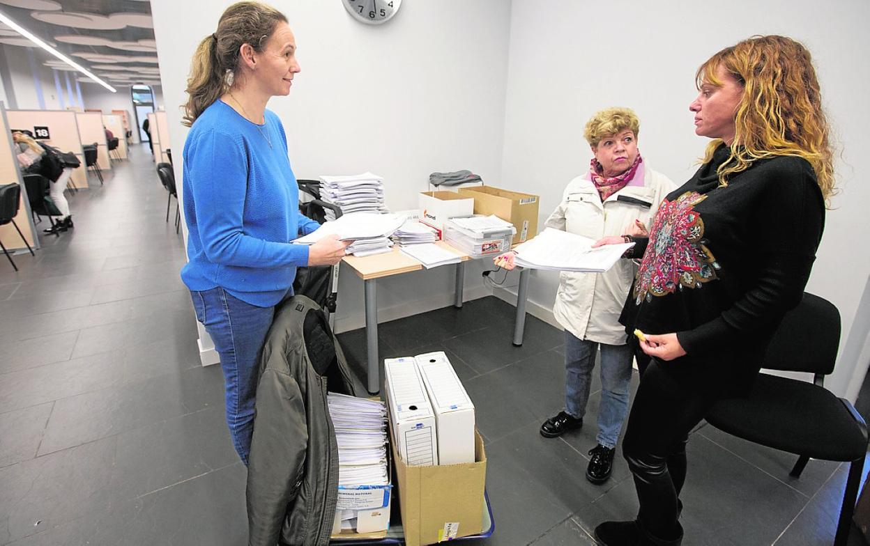 Entrega de alegaciones, ayer en el complejo 9 d'Octubre. 